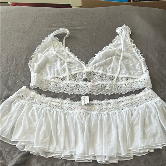 La Vie en Rose White Lace Bra and skirt set - Picture 2 of 3